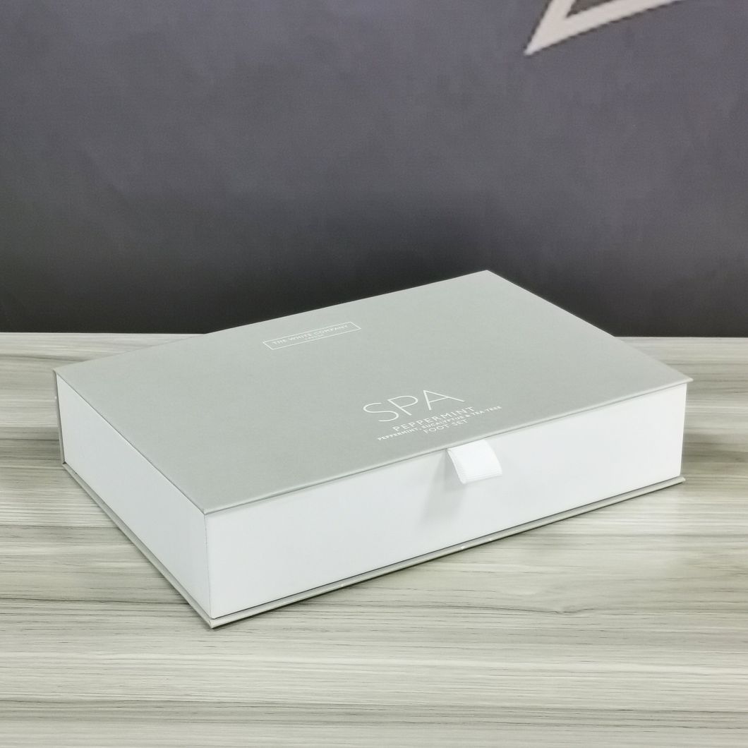 Qingdao Factory Debossing Rigid Cardboard Magnetic Paper Gift Box with Ribbon for Birthday